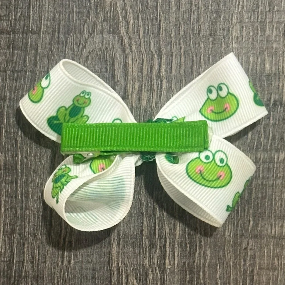 💞 Little Girls White & Green Froggy Ribbon Bow Hair Clip